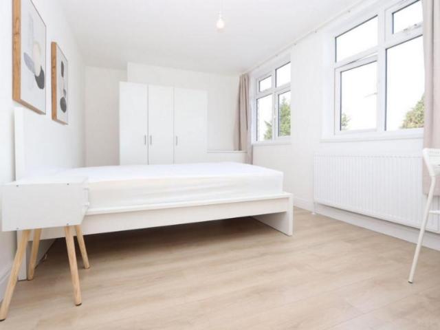 Room for rent in Clayhall, Greater London