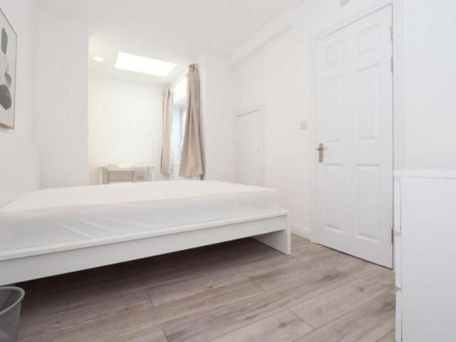 Room for rent in Clayhall, Greater London
