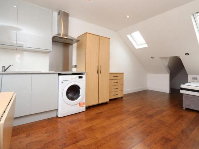 Room for rent in Scotch Estate, Greater London