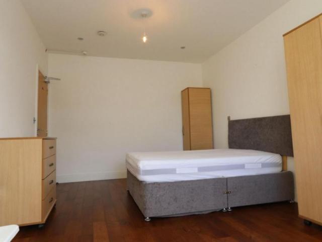 Room for rent in Scotch Estate, Greater London