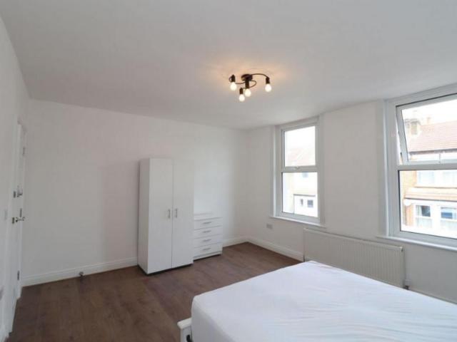Room for rent in London Borough of Merton, Collier's Wood