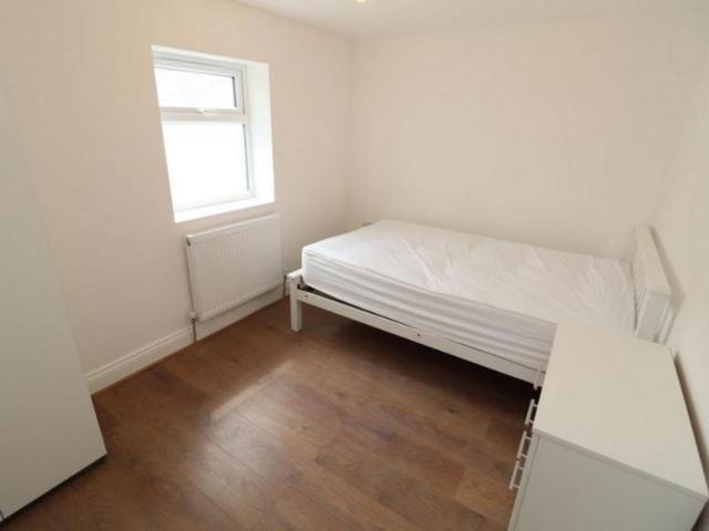 Room for rent in London Borough of Merton, Collier's Wood