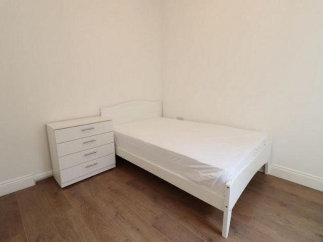 Room for rent in London Borough of Merton, Collier's Wood