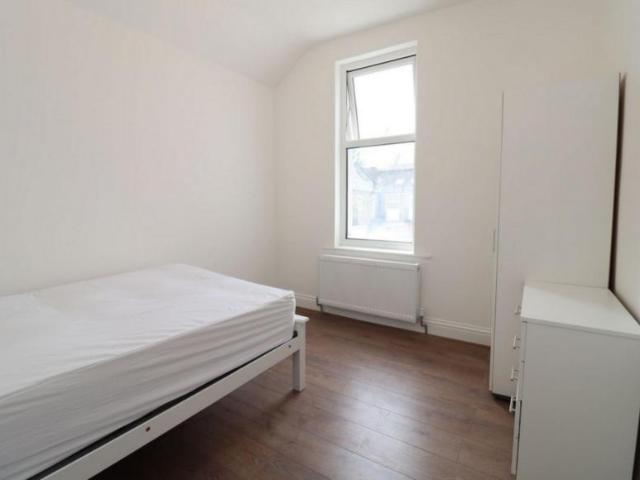 Room for rent in London Borough of Merton, Collier's Wood