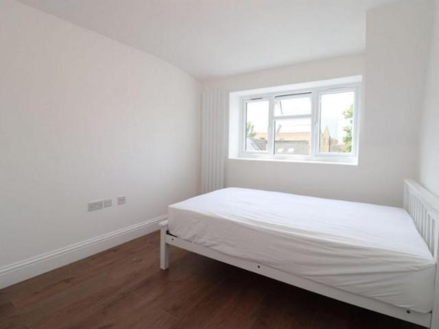 Room for rent in London Borough of Merton, Collier's Wood