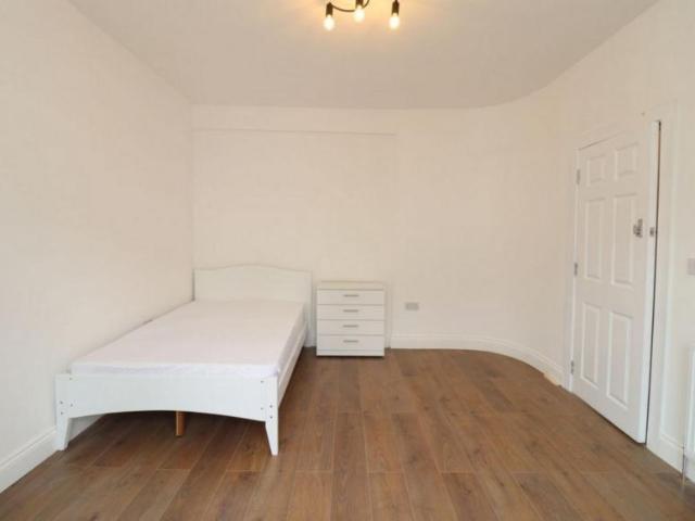 Room for rent in London Borough of Merton, Collier's Wood