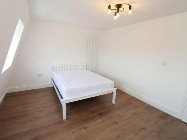 Room for rent in London Borough of Merton, Collier's Wood