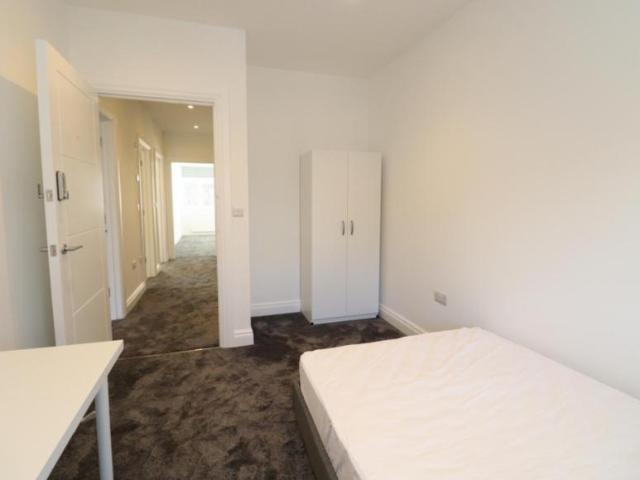 Room for rent in Bush Hill Park, Greater London