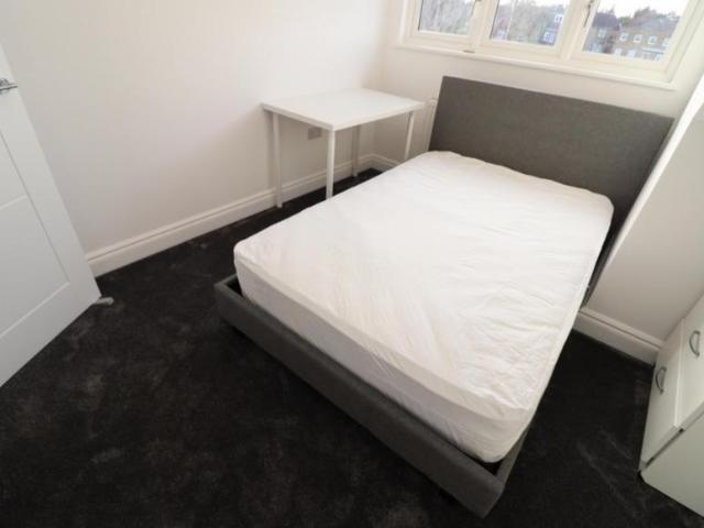 Room for rent in Bush Hill Park, Greater London