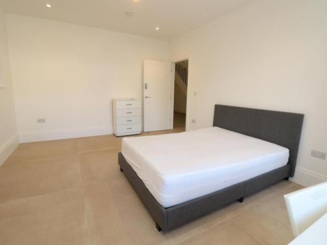 Room for rent in Bush Hill Park, Greater London