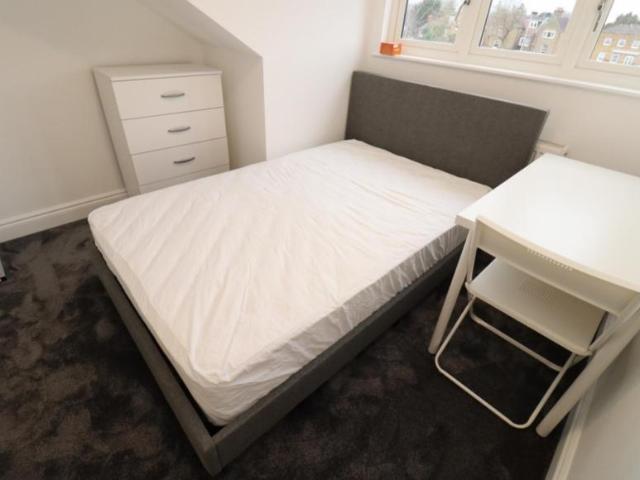 Room for rent in Bush Hill Park, Greater London