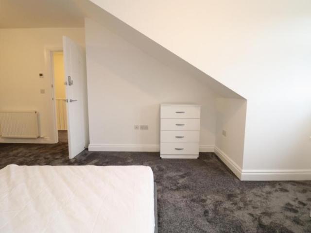 Room for rent in Bush Hill Park, Greater London