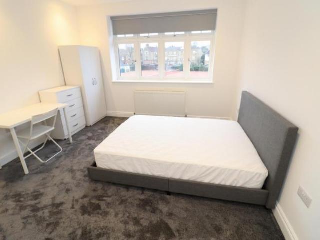 Room for rent in Bush Hill Park, Greater London