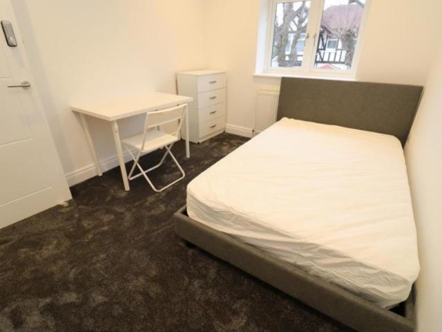 Room for rent in Bush Hill Park, Greater London