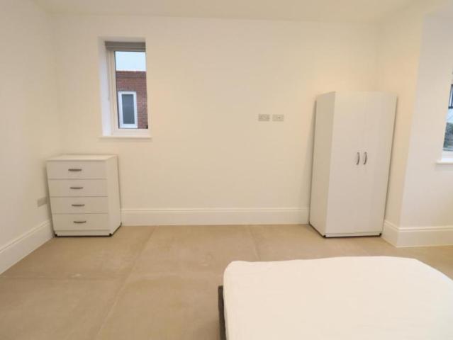 Room for rent in Bush Hill Park, Greater London