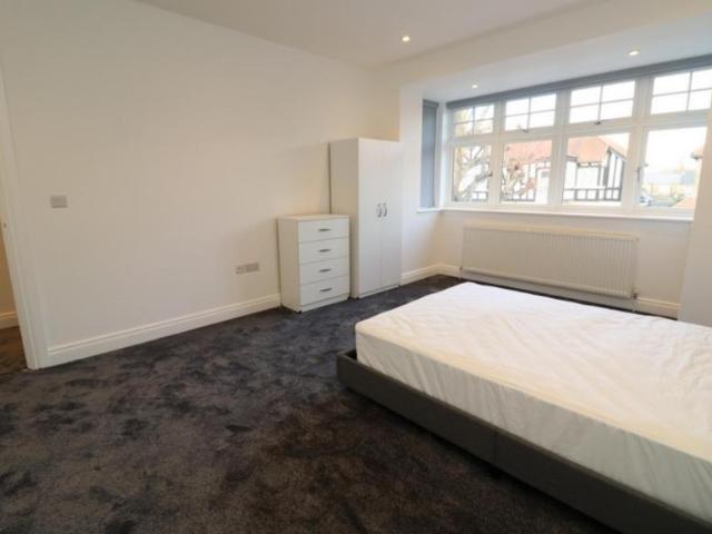 Room for rent in Bush Hill Park, Greater London