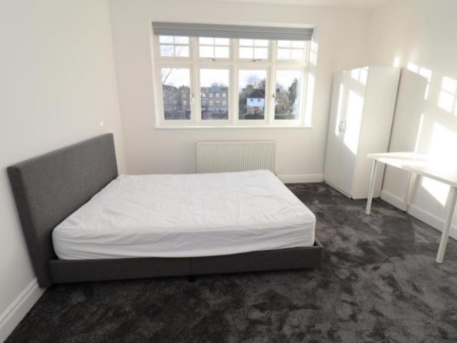 Room for rent in Bush Hill Park, Greater London