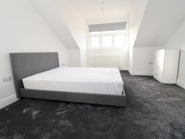 Room for rent in Bush Hill Park, Greater London