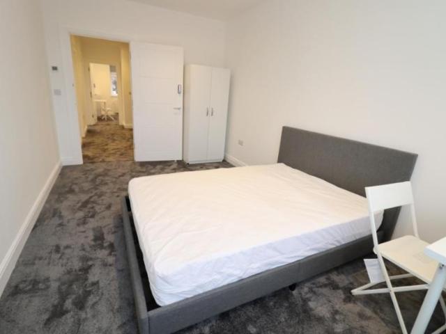Room for rent in Bush Hill Park, Greater London