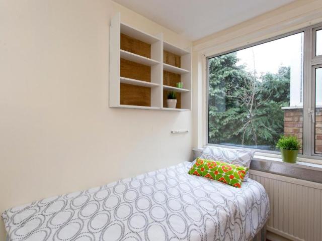 Room for rent in London Borough of Ealing, Park Royal