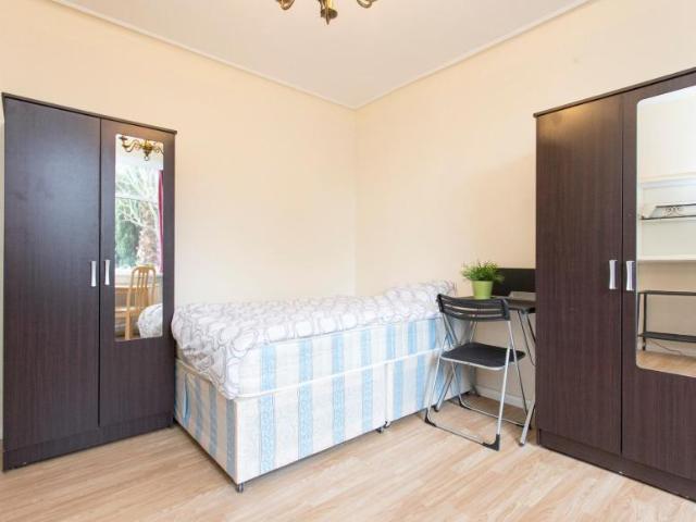 Room for rent in London Borough of Ealing, Park Royal