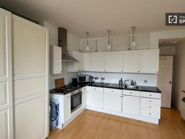 Apartment for rent in Lyons, Greater London
