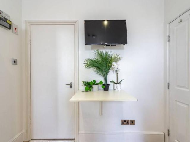 Apartment for rent in Lyons, Greater London
