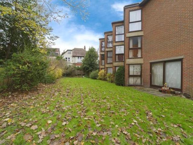 Apartment for sale in London Borough of Croydon, Purley