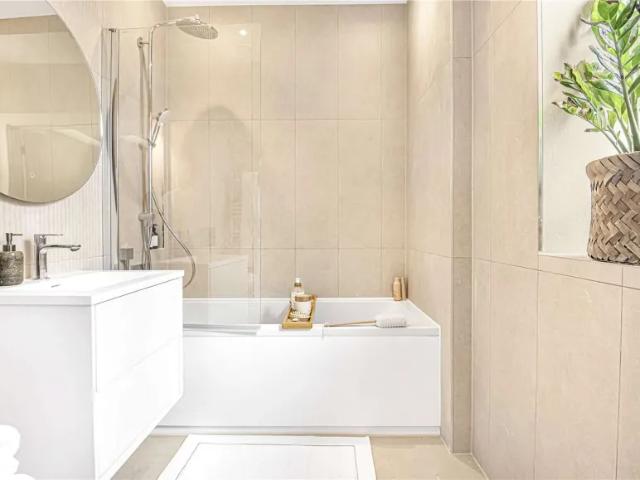 Apartment for sale in London Borough of Ealing, Greater London
