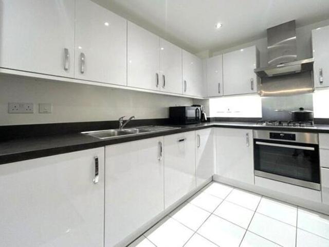 Apartment for sale in Hart, Hampshire