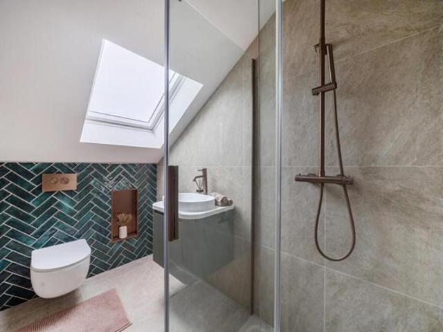 Apartment for sale in Summerstown, Greater London