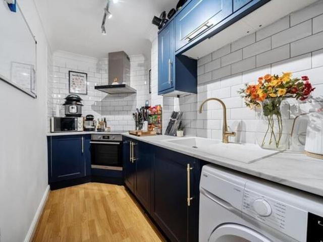 Apartment for sale in Heol-las, Surrey