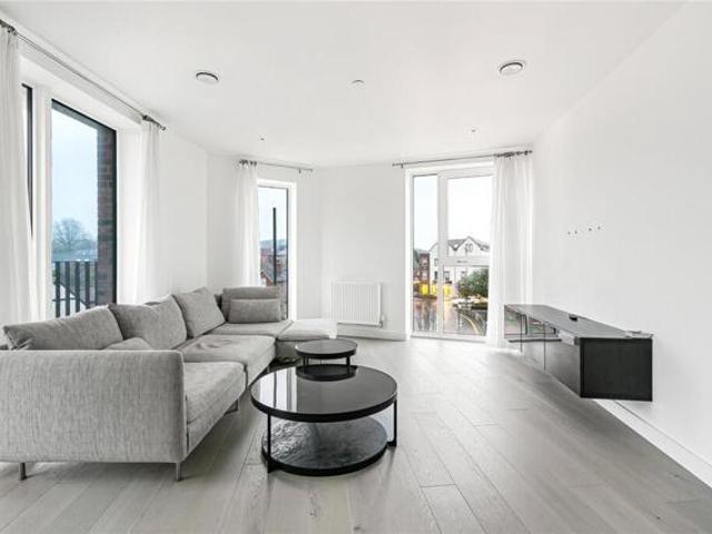 Room for sale in Row Town, Surrey
