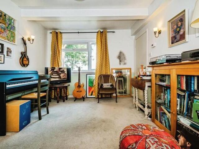 Room for sale in Horsham, West Sussex