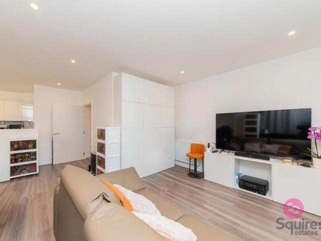 Apartment for sale in Mill Hill, Greater London