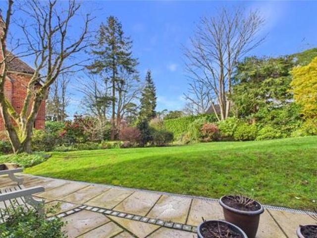 Apartment for sale in Heol-las, Surrey