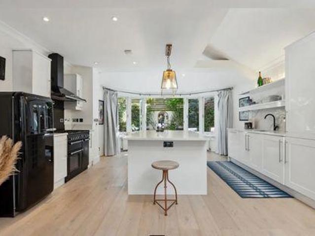 Apartment for sale in Fulham, Greater London