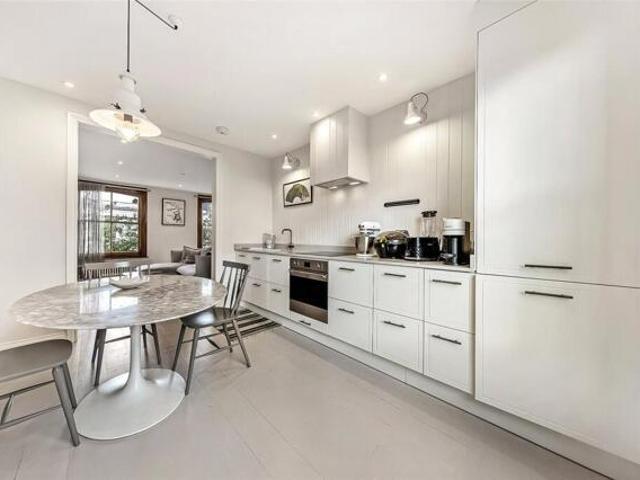 Apartment for sale in North Kensington, Greater London