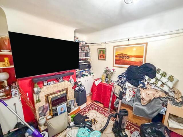 Apartment for sale in London Borough of Merton, Raynes Park