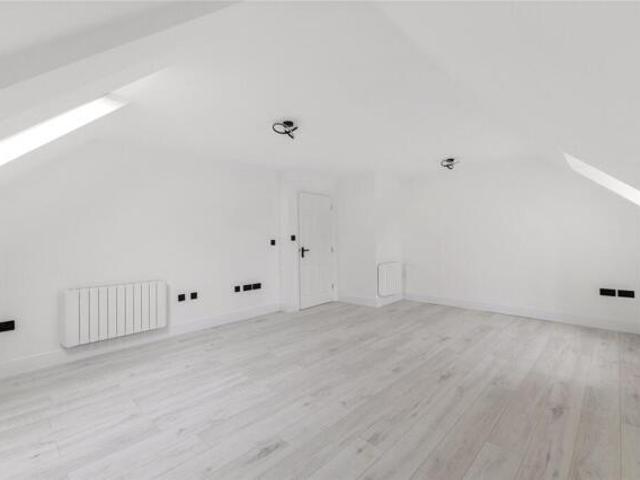 Apartment for sale in North Sheen, Greater London