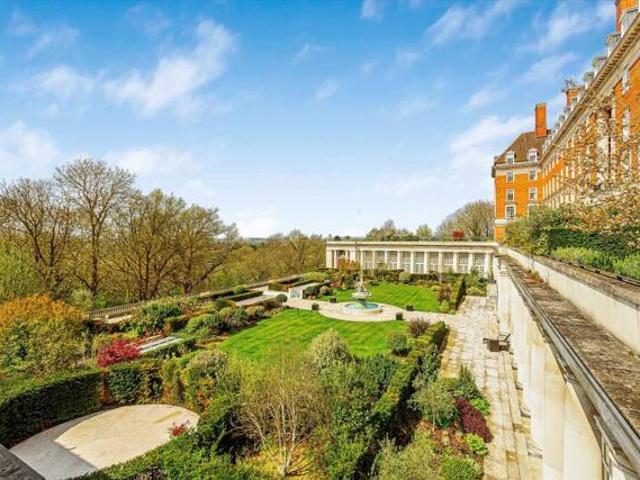 Apartment for sale in Petersham, Greater London