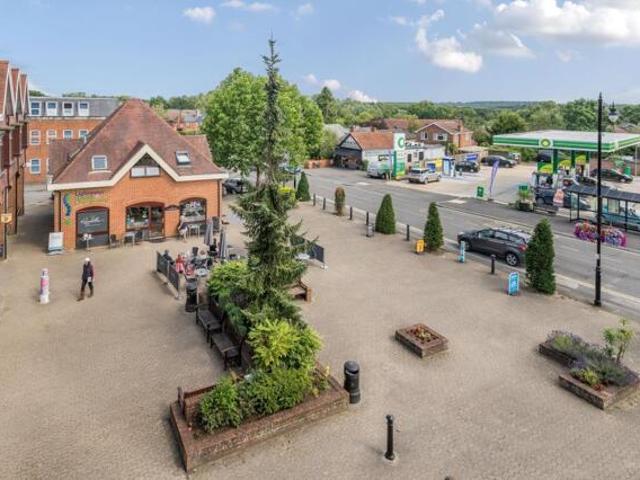 Apartment for sale in Heol-las, Surrey