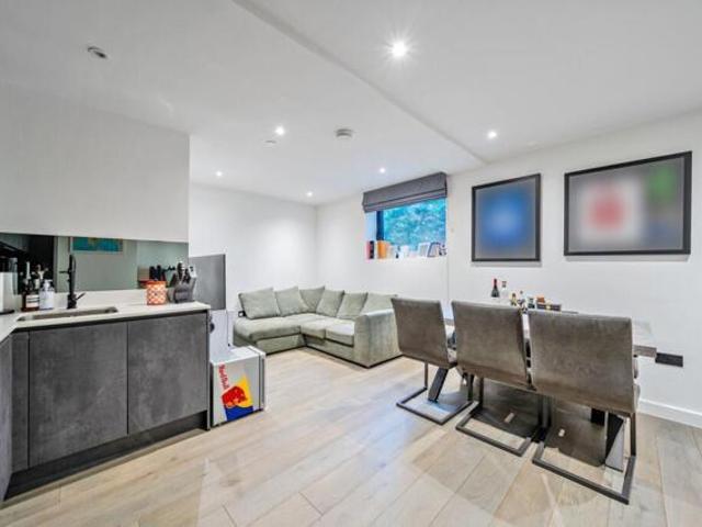 Apartment for sale in Woking, Surrey