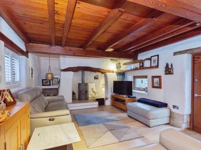 House for sale in Stone with Bishopstone and Hartwell, Stone