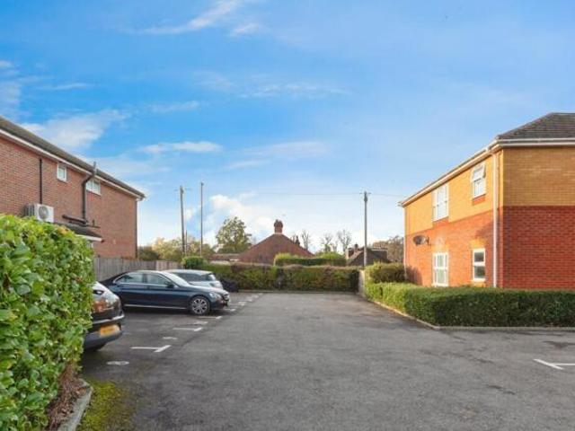 Room for sale in Westborough, Surrey