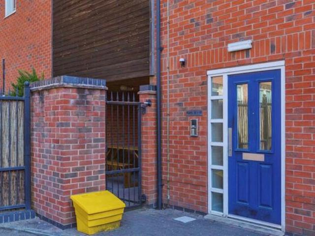 Room for sale in Whetstone, Pinfold