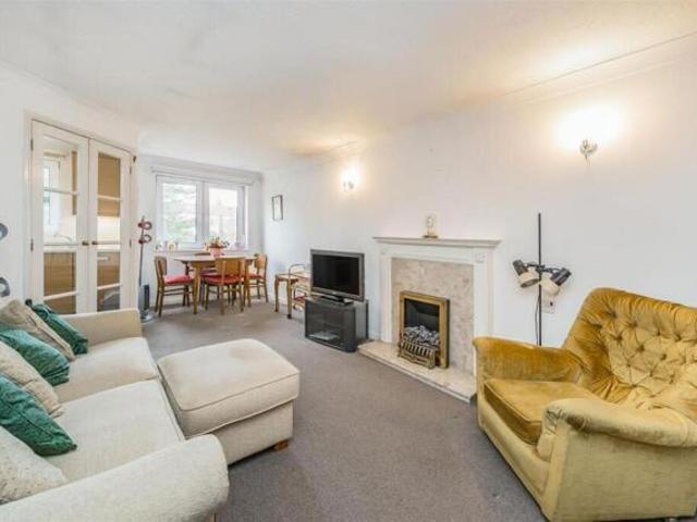Room for sale in Whetstone, Oakleigh Park