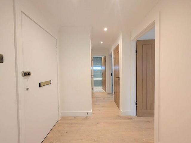 Room for sale in Lower Halliford, Surrey