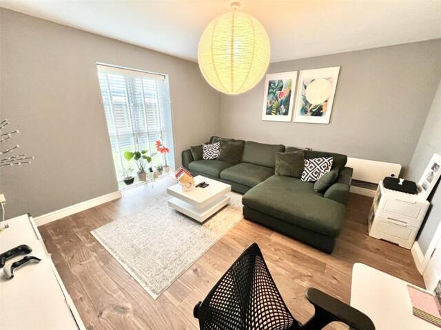 Room for sale in Churchward, Rodbourne