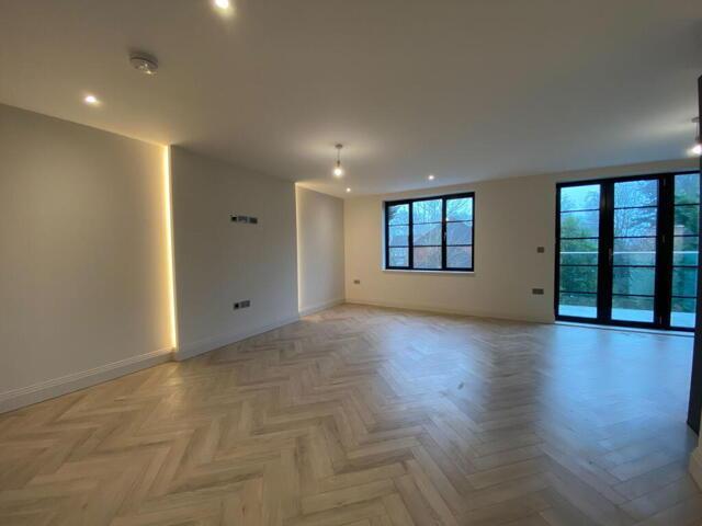 Apartment for sale in Hillingdon, South Oxhey